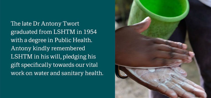 用肥皂洗手，上面写着:已故的安东尼·特沃特于1954年毕业于伦敦医学院，获得公共卫生学位。安东尼在遗嘱中亲切地记住了SLHTM，并承诺他的礼物专门用于我们在水和卫生健康方面的重要工作。”