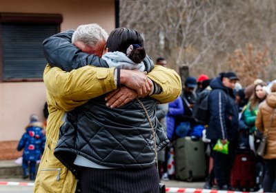 2022年2月26日，乌克兰，乌日戈罗德-维什内梅科:来自乌克兰的难民在扎卡尔帕提亚地区与斯洛伐克边境(检查站"乌日戈罗德-维什内梅科")-图片来源:Fotoreserg