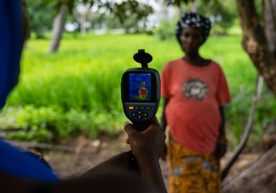 热成像相机用于测量怀孕的农民和她未出生的婴儿的温度，冈比亚图片:Louis Leeson/LSHTM