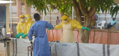 塞拉利昂埃博拉治疗中心的工作人员