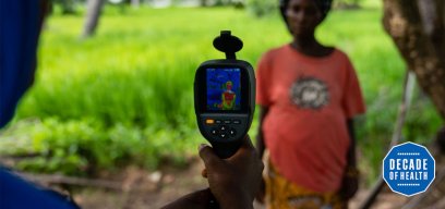 在冈比亚，一台热成像摄像机正在测量一名妇女和她未出生婴儿的温度。资料来源:Louis Leeson。